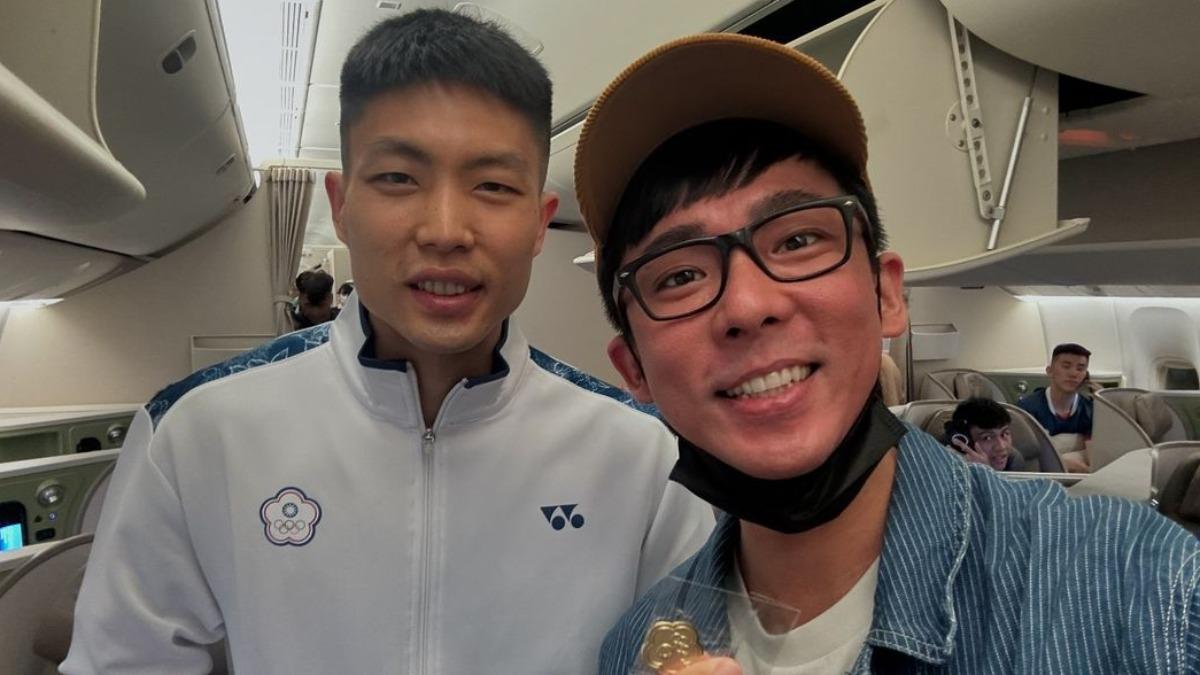 阿滴為拍新片前往巴黎,還與周天成在飛機上開心合影。(圖/翻攝自阿滴IG)