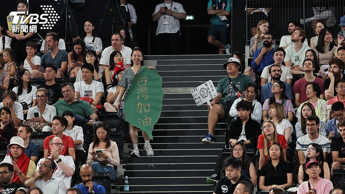 「台灣加油」標語被粉紅陸男搶走。（圖／達志影像路透社）