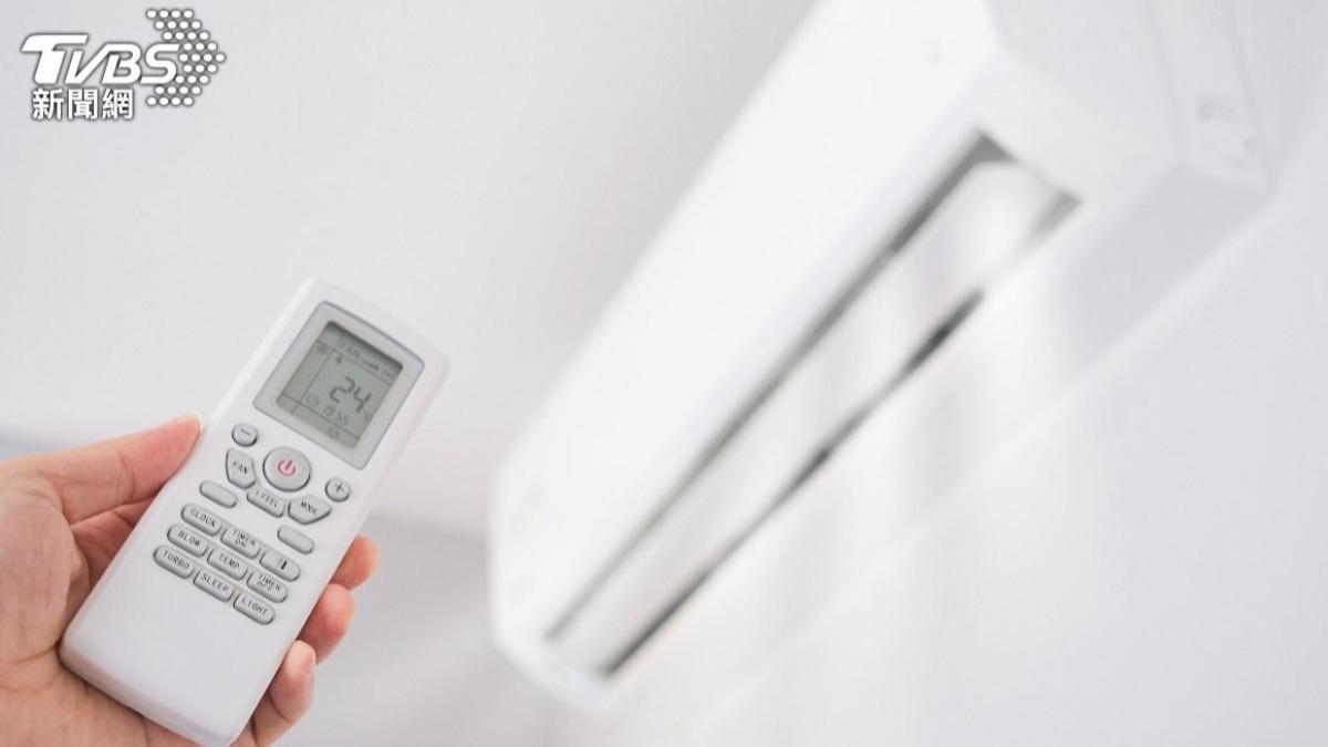 冷氣、電視遙控器按了沒反應? 專家曝1方法:用手機檢查信號