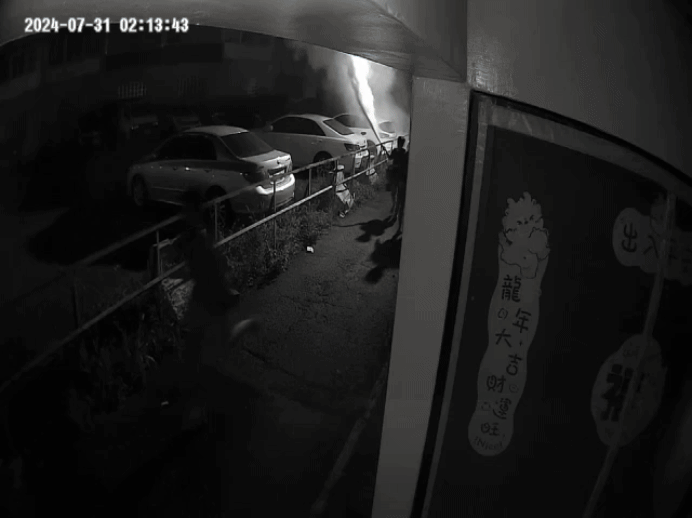4名少年拿著滅火器邊跑邊噴停車內的車輛。(圖/警方提供)