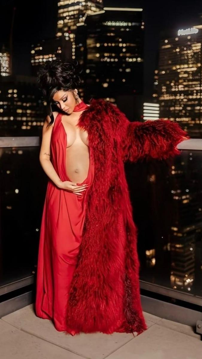 卡蒂B宣布懷孕,滿是母愛地看著孕肚。(圖/翻攝自iamcardib IG)
