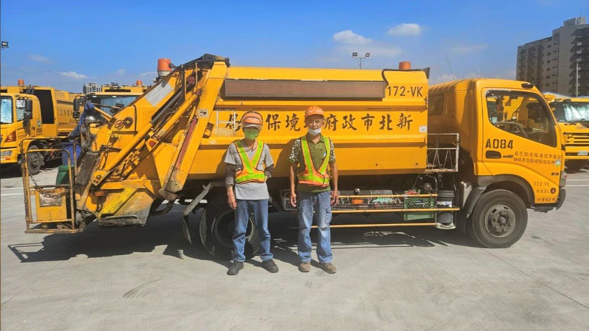 新莊區清潔隊垃圾車司機張永文及隨車員吳英雄助民眾成功找回失物。(圖/新北環保局提供)