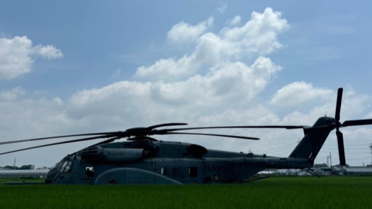 美軍直升機迫降日本稻田中。（圖／翻攝@dpiZI9dJsMTLduo）