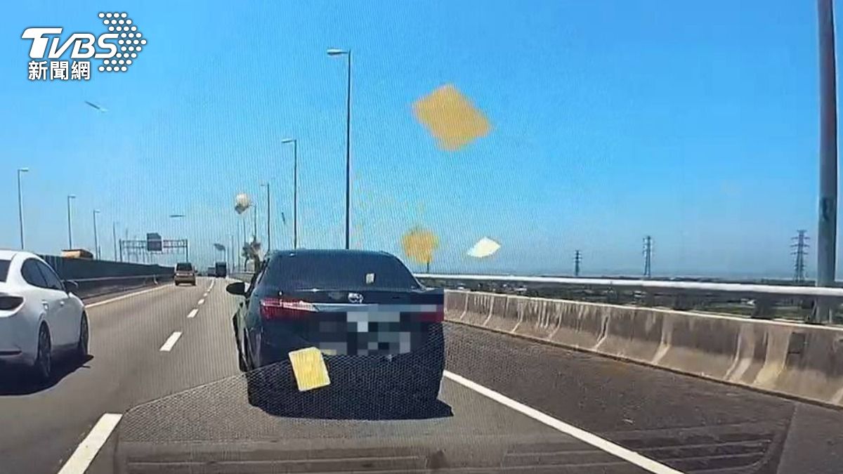 黑車在國道上灑金紙。（圖／TVBS）