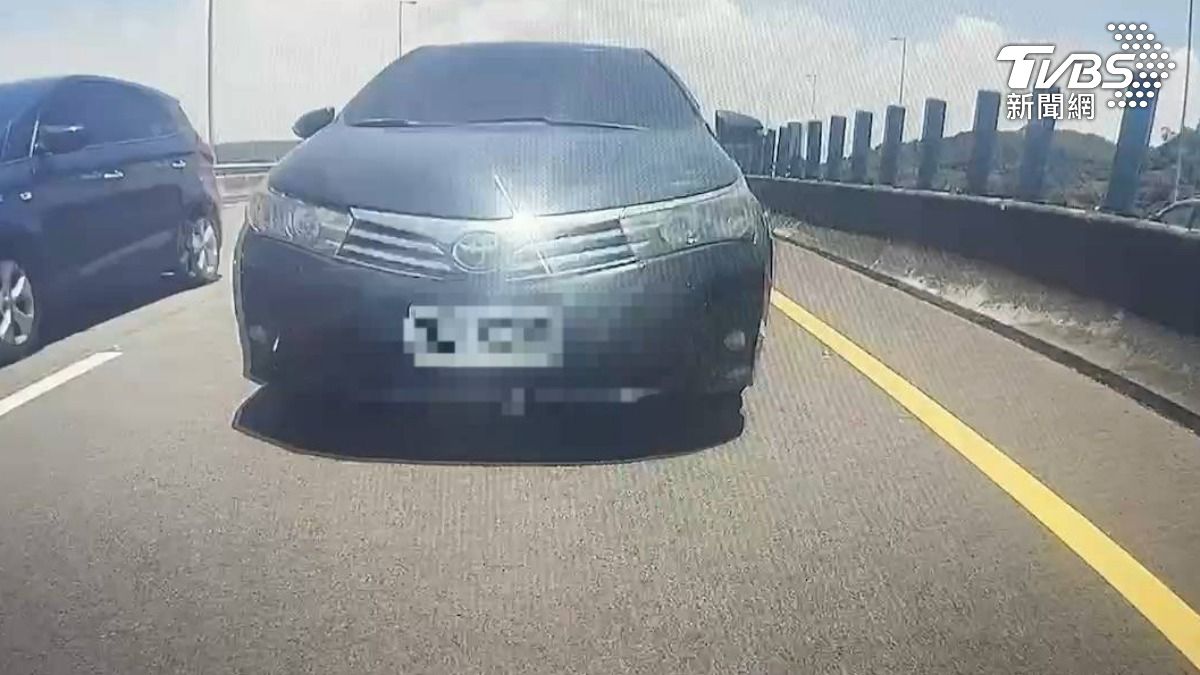 男駕駛疑似嫌前車開太慢。（圖／TVBS）