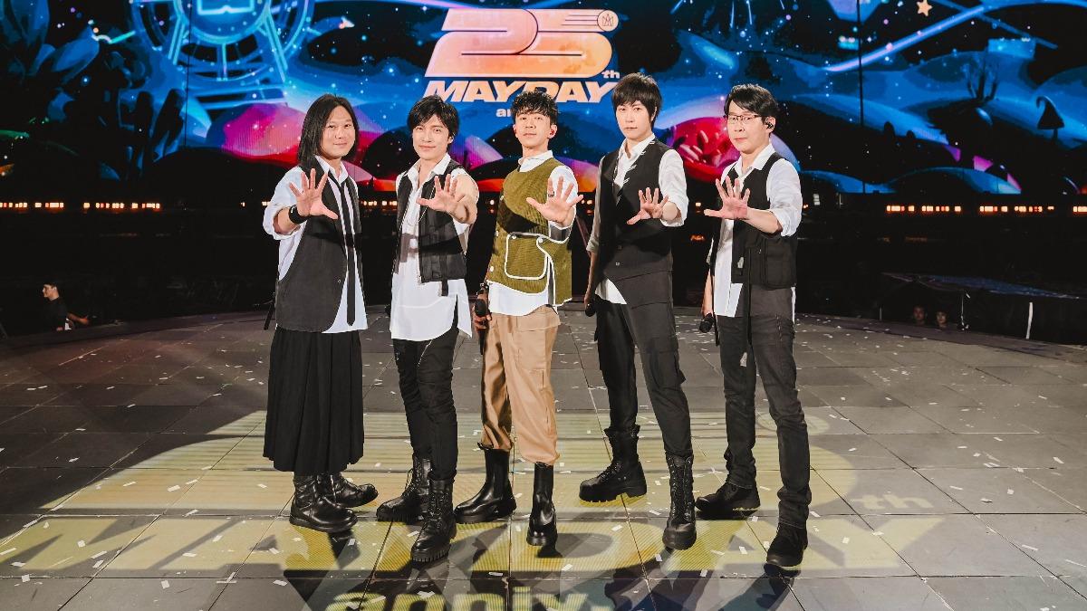 五月天昨晚在太原開唱,邀來昔日同門師兄光良(中)擔任嘉賓。(圖/相信音樂提供)
