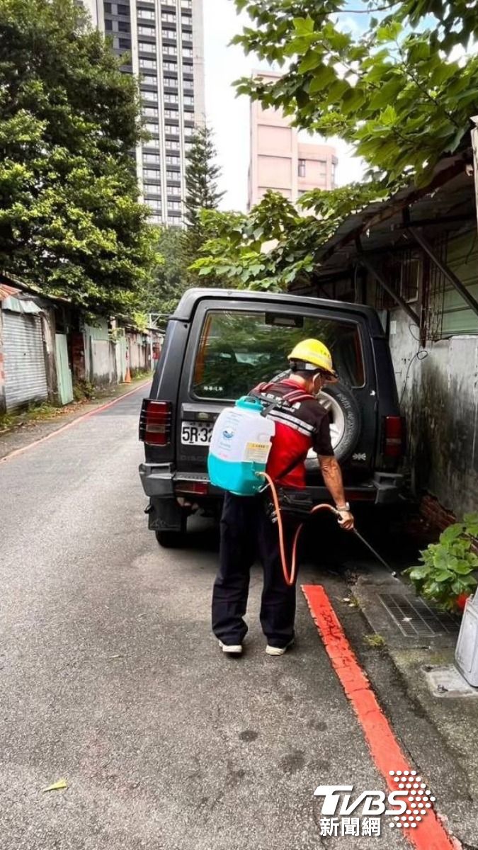 台鐵職福會找人在宿舍巷弄消毒。（圖／TVBS）