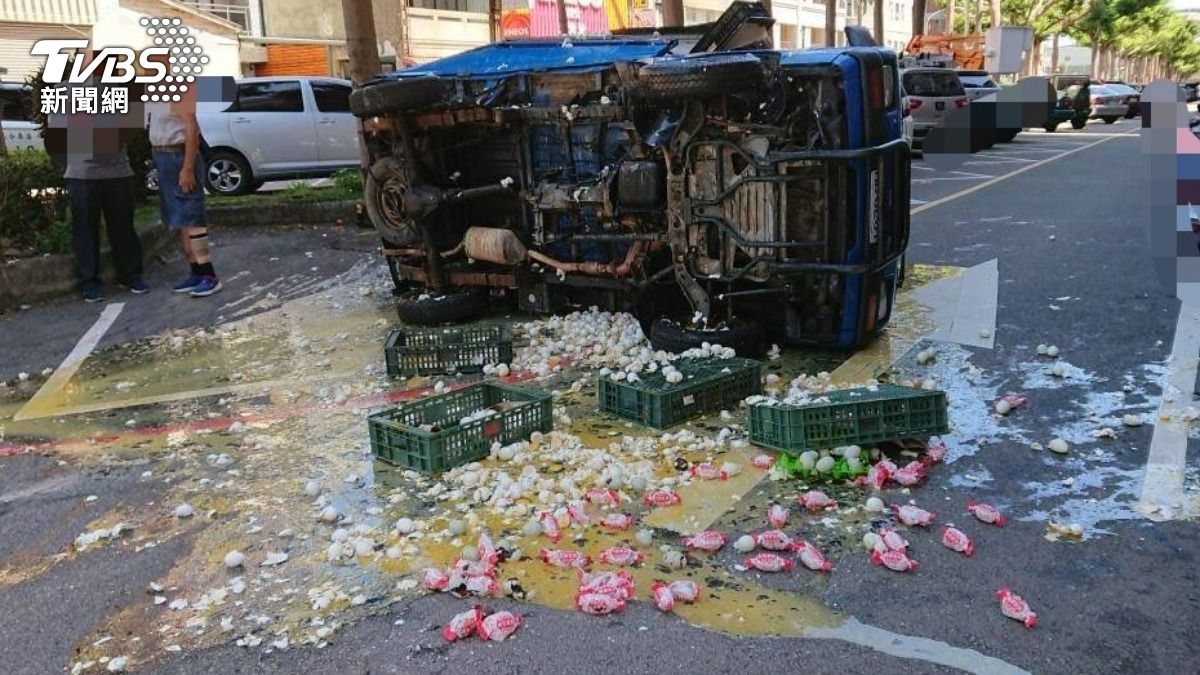 馬路上煎蛋？苗栗蛋車90度翻　上萬顆蛋液橫流染黃地面