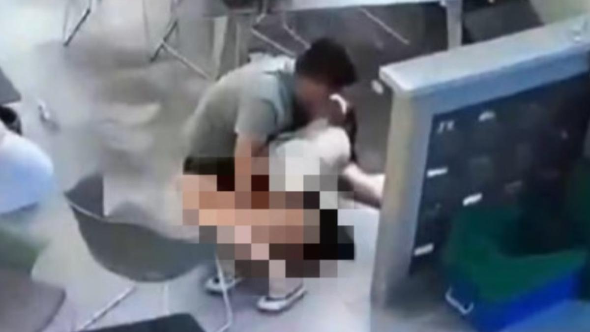 燒烤店爆活春宮!陸男女喝醉「桌下開戰」 交纏過招全被拍