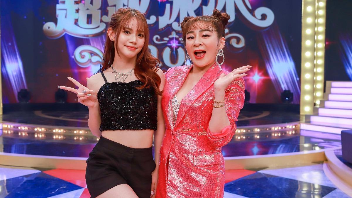 王彩樺(右)帶女兒上節目,被說可以退休了。(圖/民視提供)