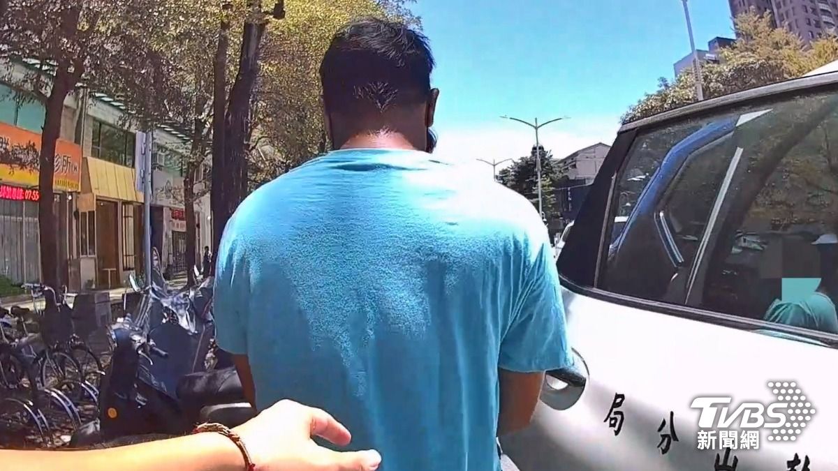 被攔下的李男為了證明自己沒有說謊騙人，竟搬出女友來驗明正身。（圖／TVBS）