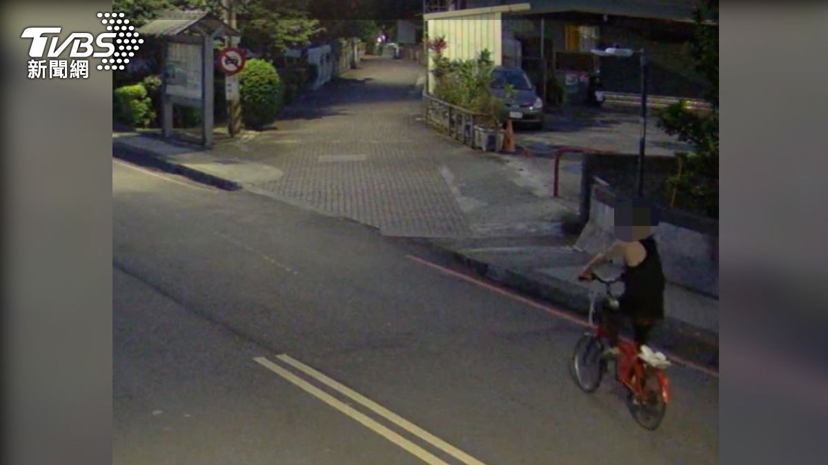 賴嫌騎腳踏車載著竊取的電線 。(圖/TVBS)