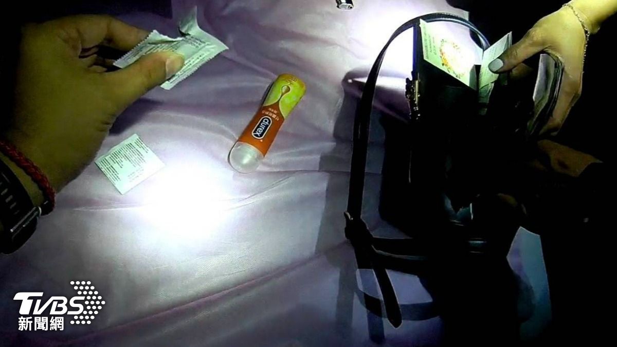 警方查扣了使用過的保險套和衛生紙等證據。（圖／TVBS）