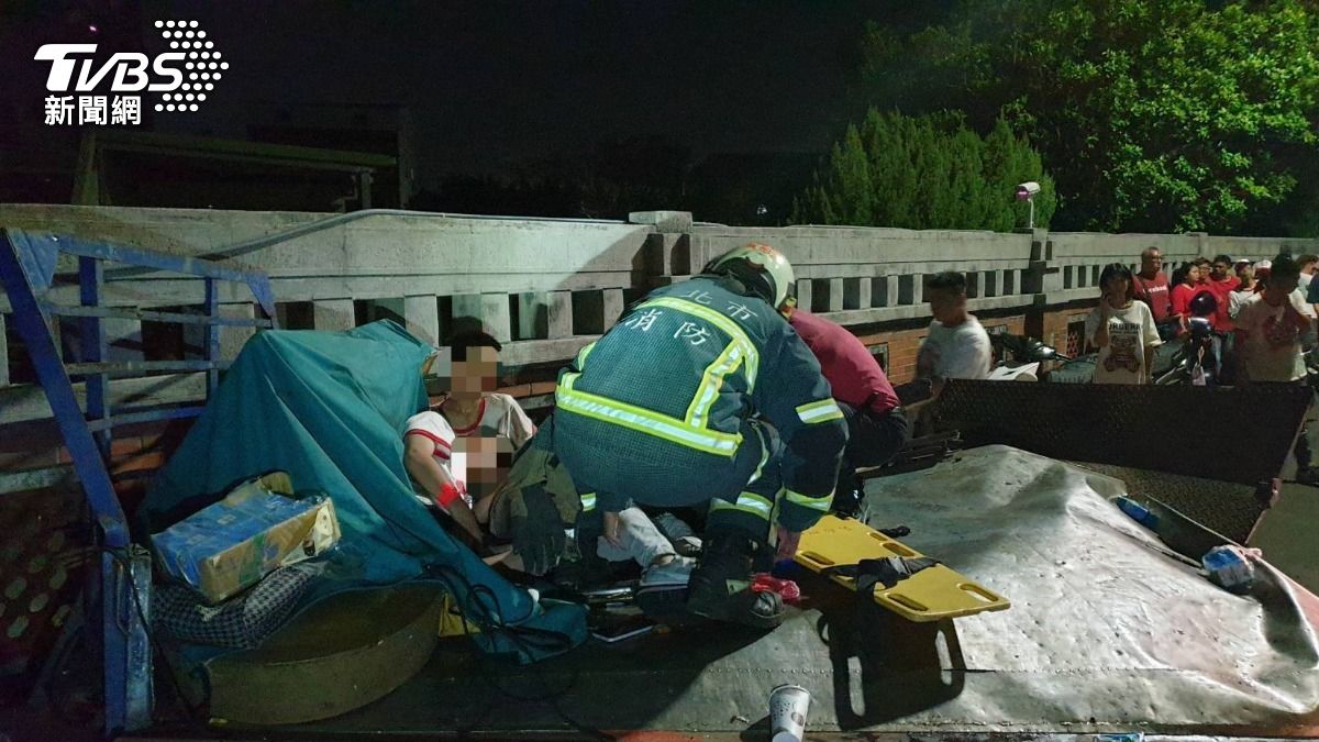 繞境貨車載滿人！士林島頭公園失控自撞　8人受傷急送醫