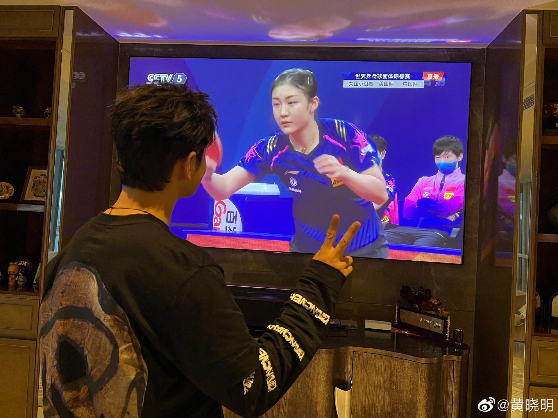 2022年,黃曉明觀看陳夢為國出戰乒乓團體世錦賽。(圖/翻攝自微博)