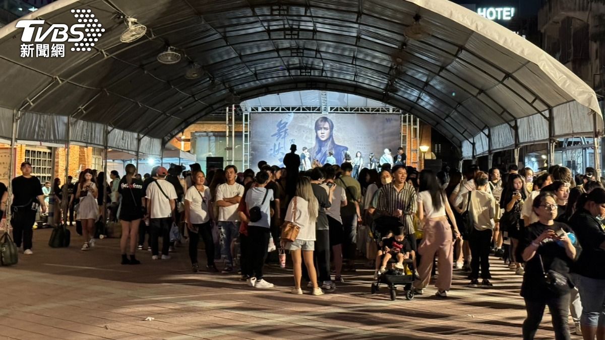 羅志祥簽唱會到半夜。(圖/黃城碩攝)