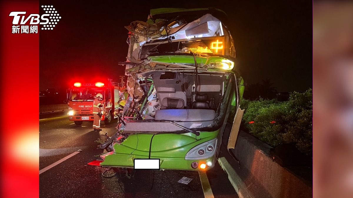 國1彰化段連環撞釀7傷!大貨車翻車 客運半邊被削爛