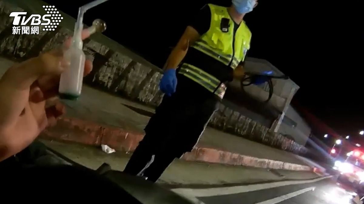 警方在散落物中發現毒品吸食器。（圖／TVBS）