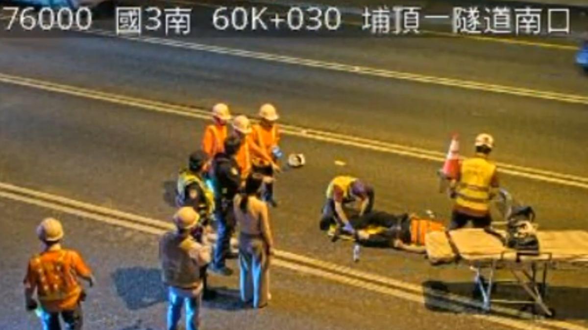 工程人員深夜遭撞，警消緊急將他送醫急救。（圖／翻攝自國道1968監視器）