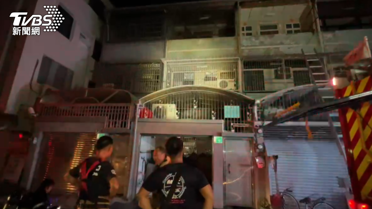 台南市永康區一處民宅於今日凌晨傳出火警，女屋主控訴為丈夫縱火。（圖／TVBS）