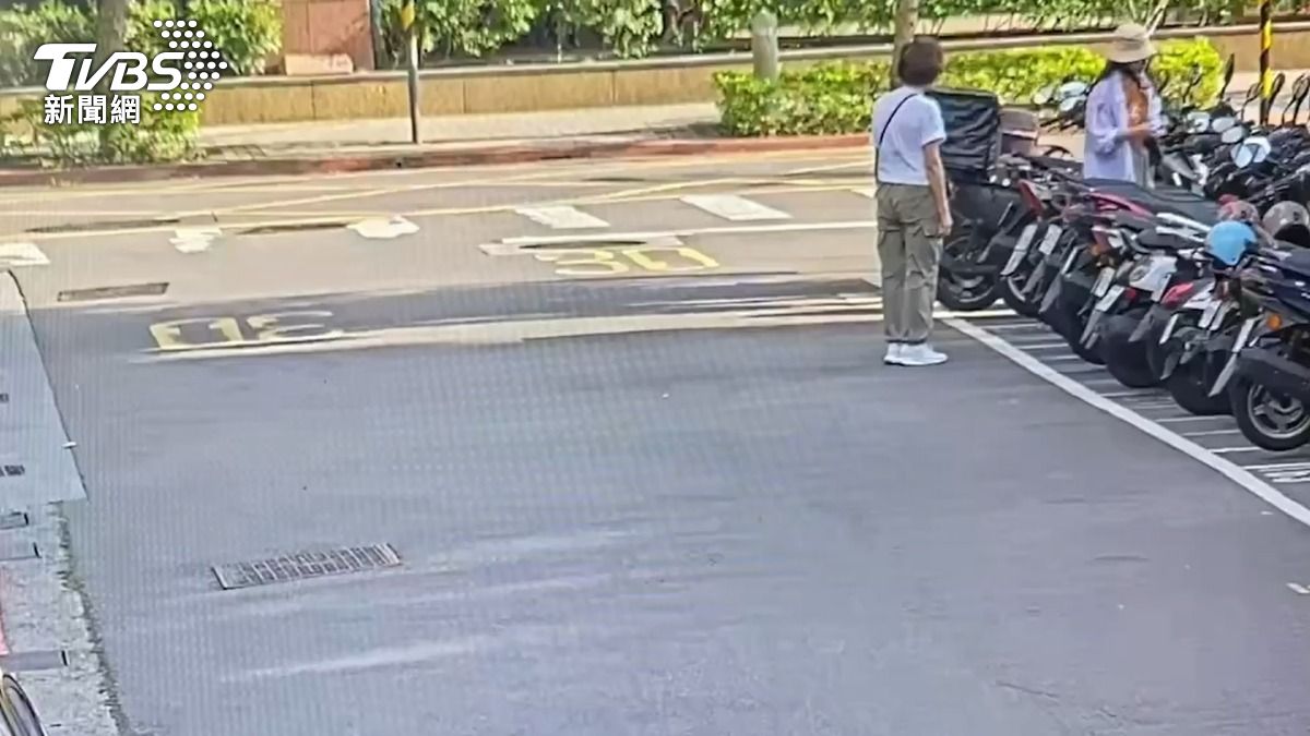 車主看到機車傾倒、刮傷,當場傻眼。(圖/TVBS)