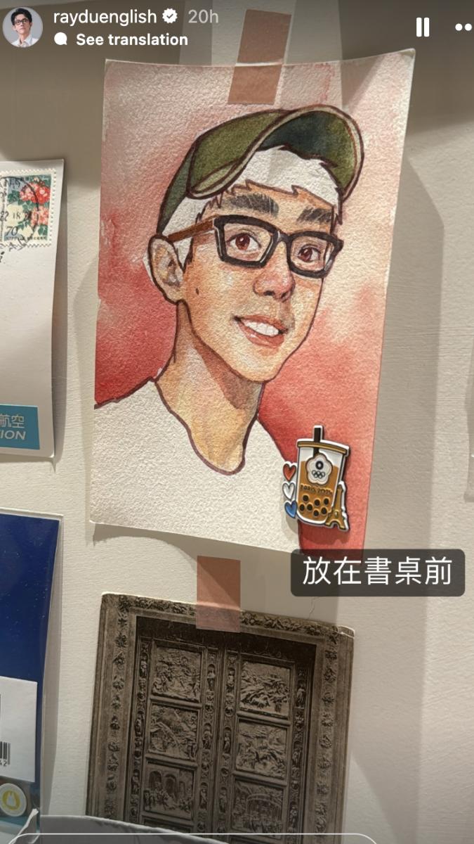 阿滴將周天成送的徽章別在書桌前。(圖/翻攝自阿滴IG)