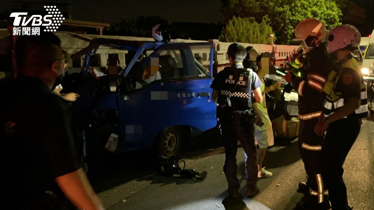 遶境出事!小貨車撞圍牆「車斗12人噴飛」 3少年昏迷搶命中