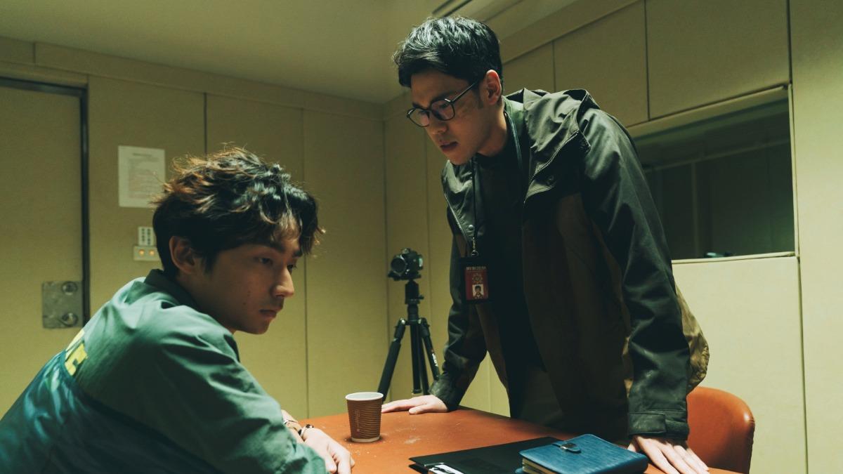 《塑膠花》林鶴軒（左）和周予天偵訊室上演攻防精采對手戲。（圖／Hami Video提供）
