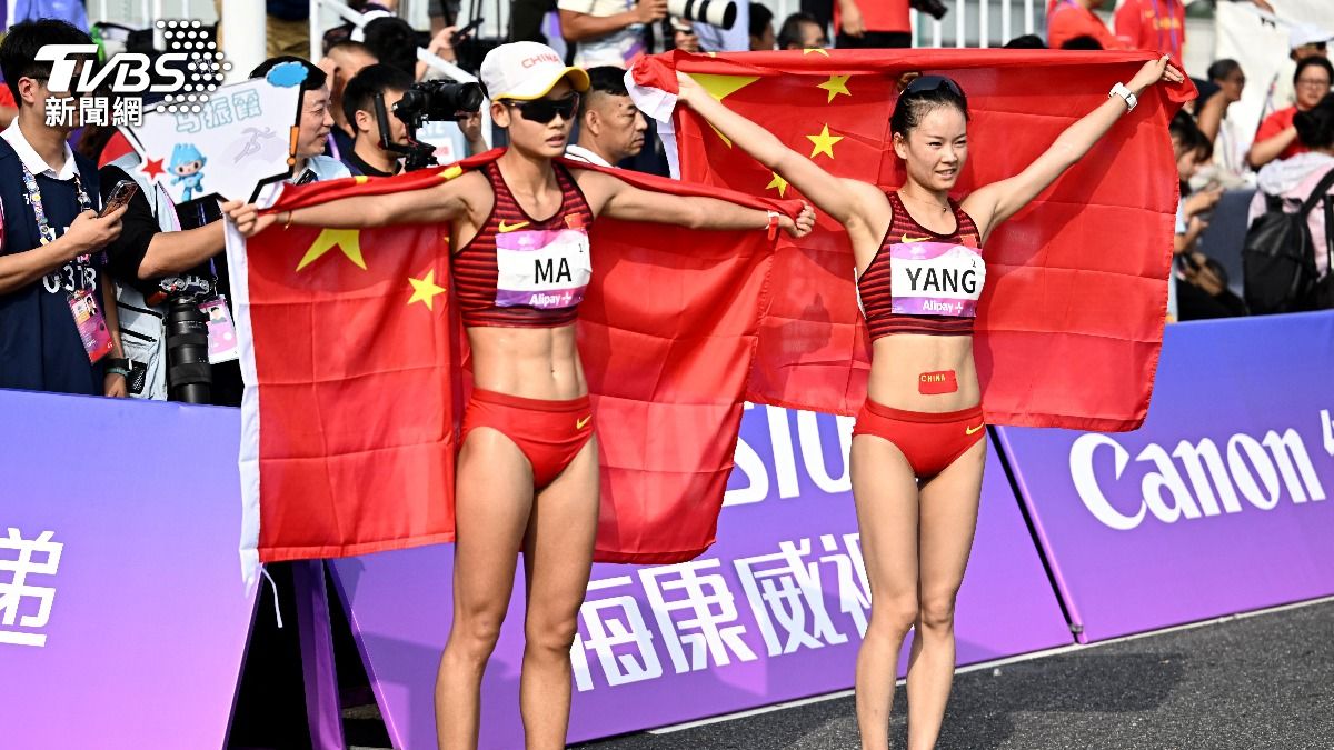 馬振霞(左)及楊家玉披上國旗慶祝。(圖/達志影像路透社)
