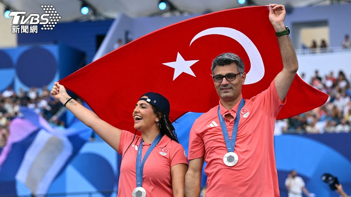Yusuf Dikeç與他的搭檔參加10米空氣步槍男女混合項目。(圖/達志影像路透社)