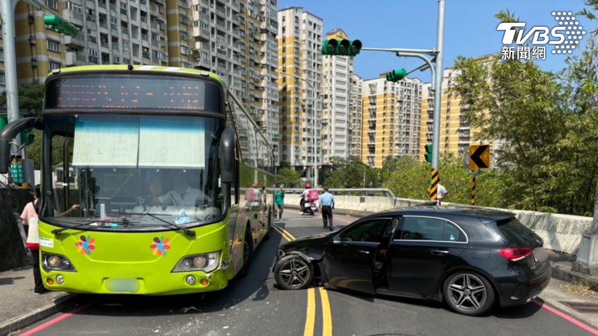 突偏移車道!賓士車疑跨越雙黃線 「猛撞客運」乘客嚇壞