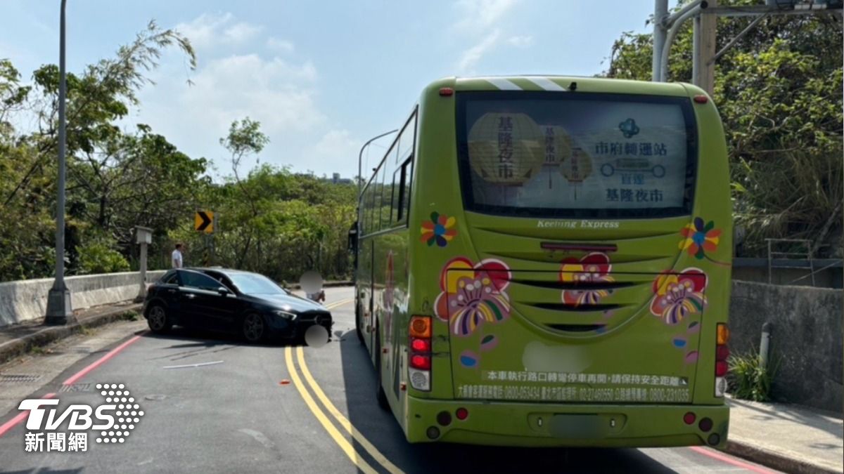 一名趙姓男子疑似不慎跨越雙黃線,與對向客運發生擦撞。(圖/TVBS)