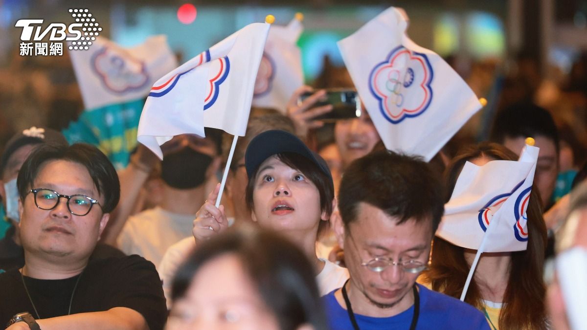 民眾揮舞中華隊旗幟。(圖/趙世平攝)