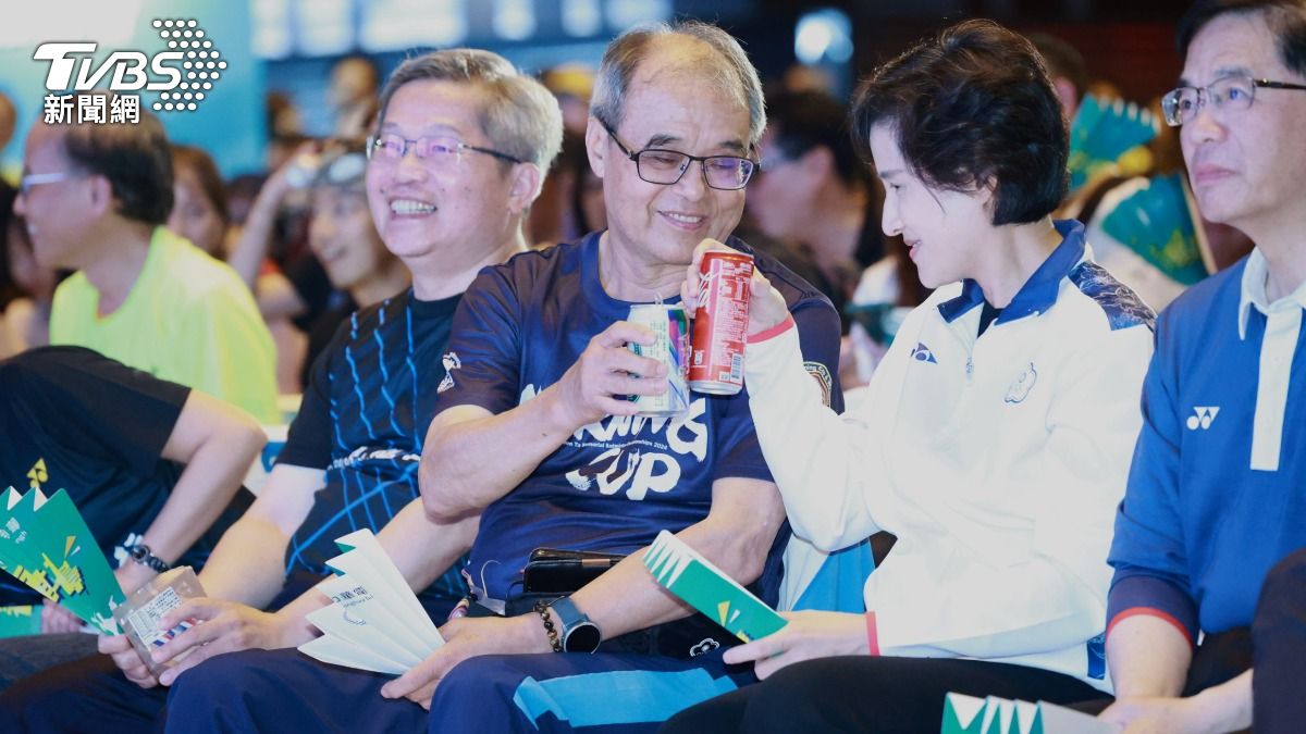 王齊麟爸爸與副院長鄭麗君乾杯。(圖/趙世平攝)