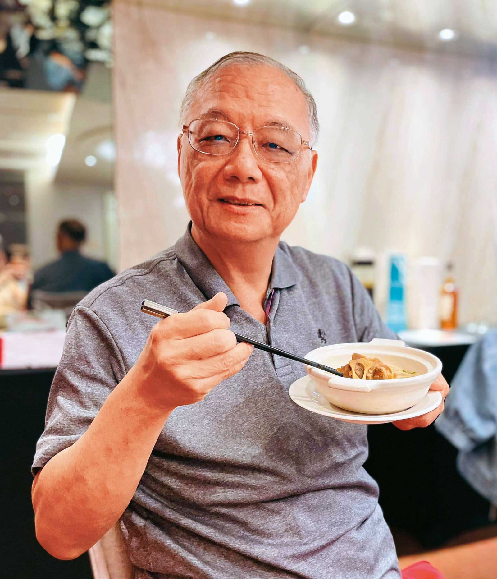 杜紫宸以筆名禹拜在臉書開設帳號,去年6月曾發文抱怨他冤成詐騙被告,朋友特別為他點了豬腳麵線。(圖/翻攝自禹拜臉書)