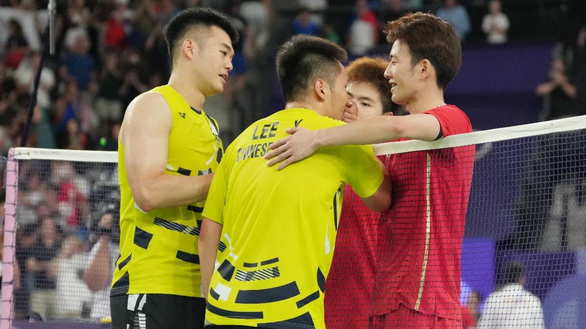 李洋、王齊麟賽後與對手握手致意。(圖/中華奧會提供)