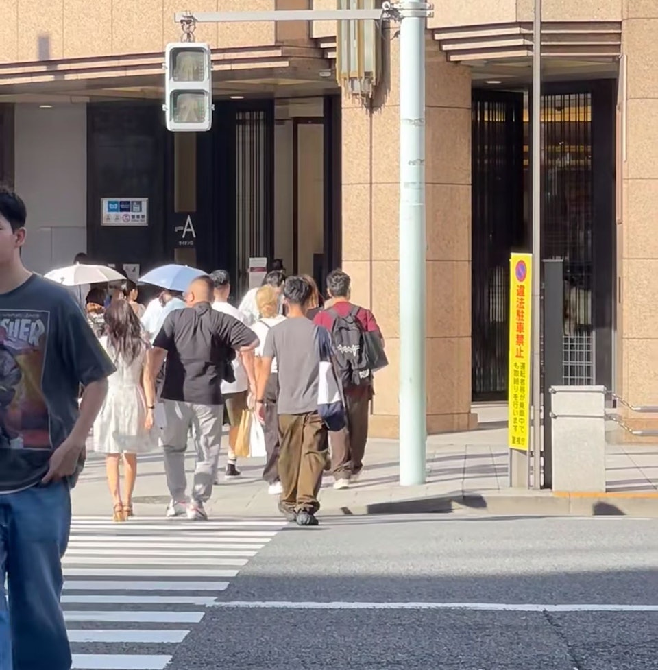 網友在日本街頭偶遇鄭秀文、許志安與其友人。(圖/翻攝自小紅書)