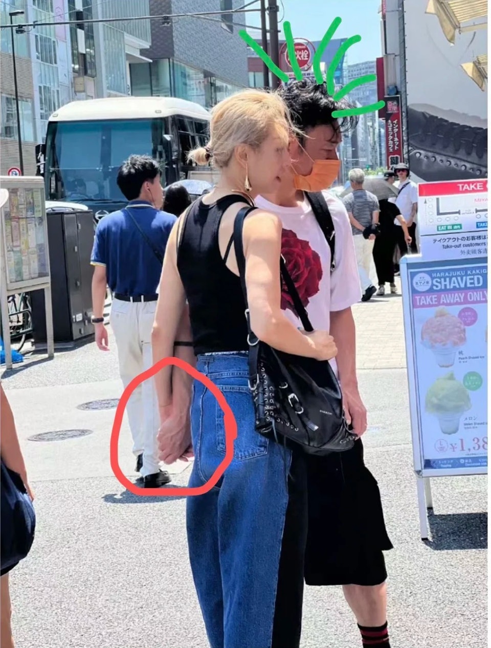 昨日有網友曬出鄭秀文與許志安甜蜜逛街的照片。(圖/翻攝自小紅書)