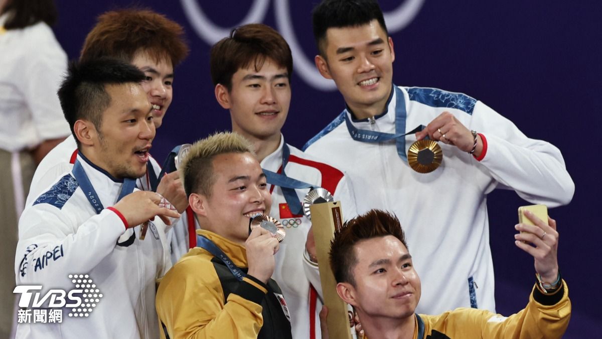 李洋、王齊麟與中國、馬來西亞選手自拍。(圖/達志影像路透社)
