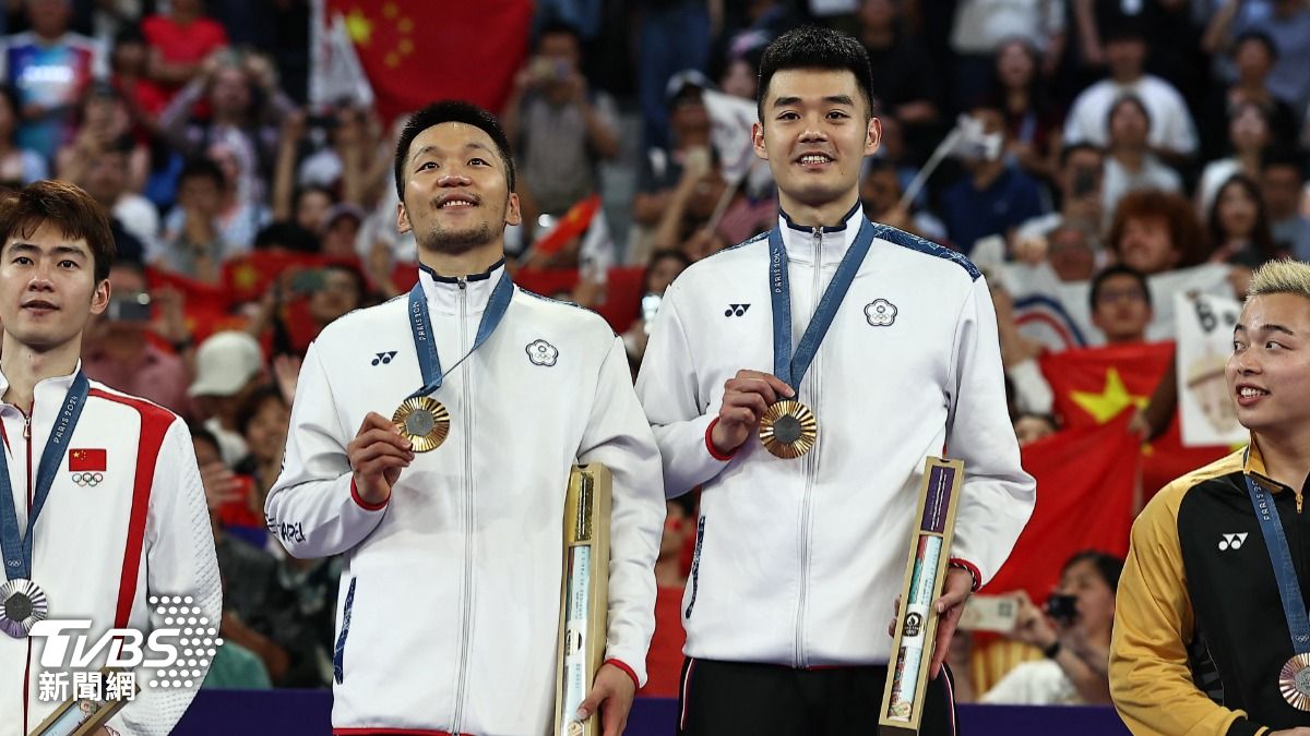 李洋、王齊麟掛上金牌。(圖/達志影像美聯社)