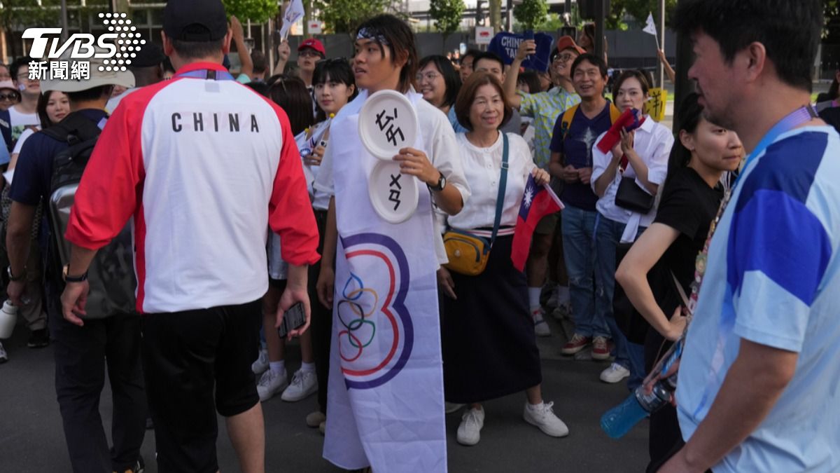 麟洋配抗中!台灣球迷空白紙板也被沒收 中國派人盯梢、外國觀眾傻眼挺台