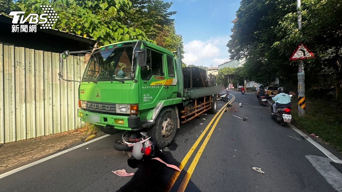快訊/五股嚴重事故!大貨車碰撞機車 騎士滾車底「左腿慘被輾斷」