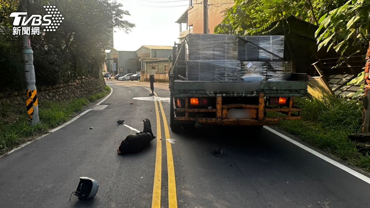五股登林路稍早發生嚴重事故,1名騎士被輾過左腿導致粉碎性骨折。(圖/TVBS)