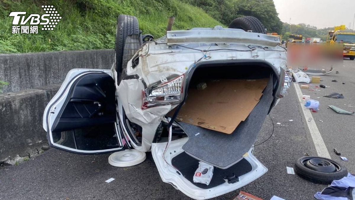 謝男整車四腳朝天。（圖／TVBS）