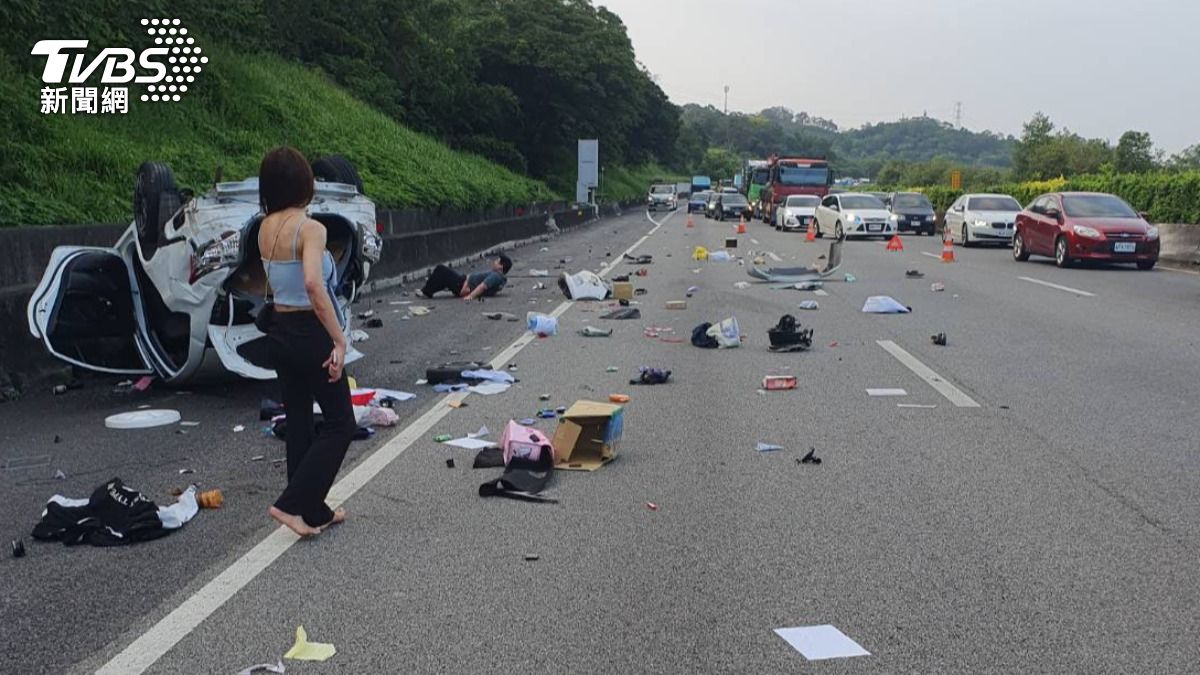 國道2車碰撞翻覆!男拋飛躺地「頭撕裂傷」 露肩女赤腳逃生