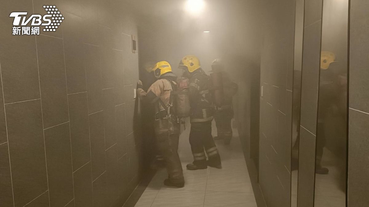 快訊/台南大樓「驚傳爆炸聲」!疑充電處起火 警消破門搶救