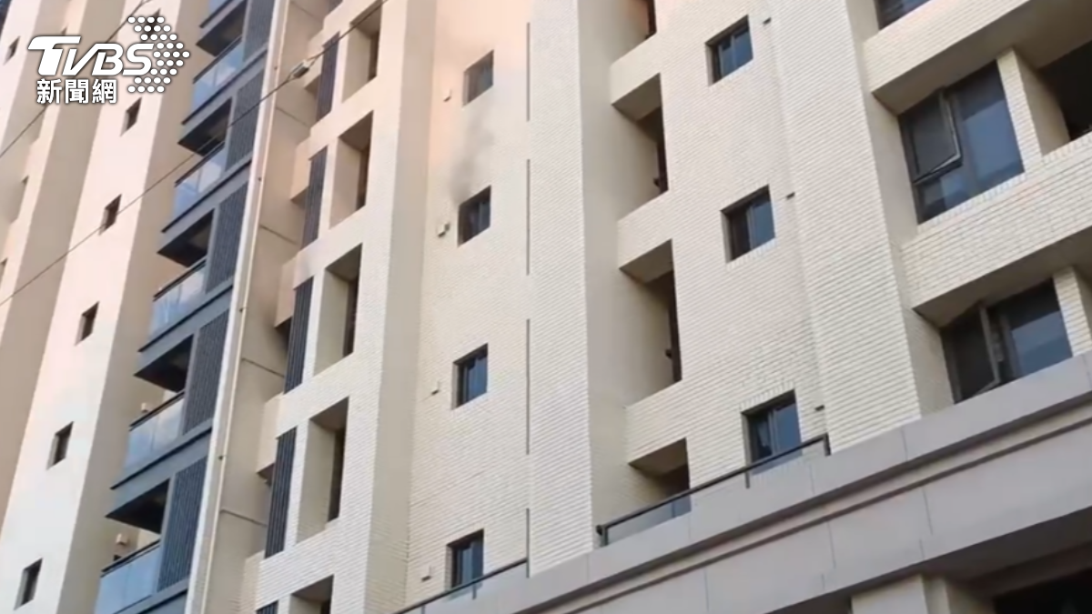 台南市消防局獲報,表示5樓冒煙有爆炸聲。(圖/TVBS)