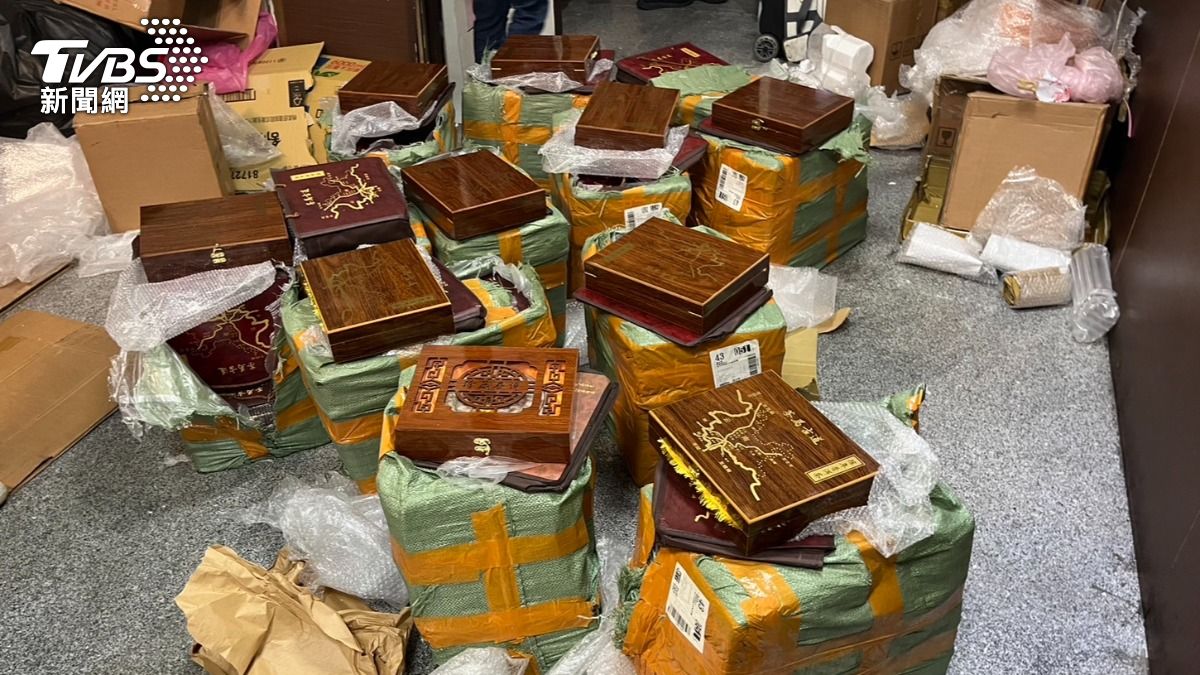 謝男與共犯從中國進口每包僅200至300元的普洱茶磚。（圖／TVBS）