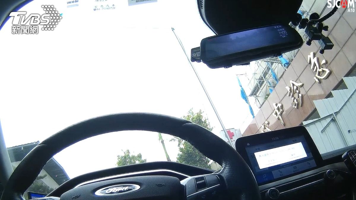 警方開道救回吳男一命。(圖/TVBS)