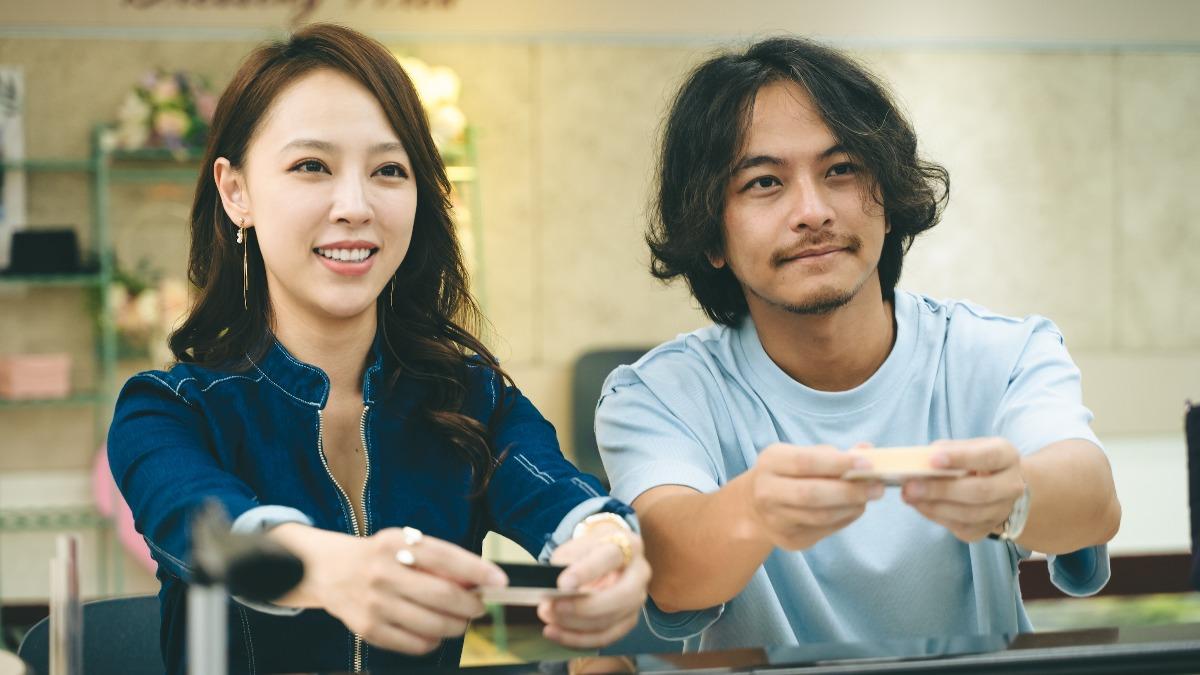 勇兔（左）、楊銘威解開「孩子老爸是洋人」的心結。（圖／公共電視提供）